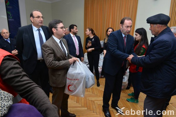 Sumqayıtda «Mərhəmətli olmağa tələsin!» aksiyası yekunlaşdı: 300 nəfərə yardım edildi –FOTOLAR Sumqayıtda «Mərhəmətli olmağa tələsin!» aksiyası yekunlaşdı: 300 nəfərə yardım edildi –FOTOLAR