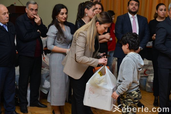 Sumqayıtda «Mərhəmətli olmağa tələsin!» aksiyası yekunlaşdı: 300 nəfərə yardım edildi –FOTOLAR Sumqayıtda «Mərhəmətli olmağa tələsin!» aksiyası yekunlaşdı: 300 nəfərə yardım edildi –FOTOLAR