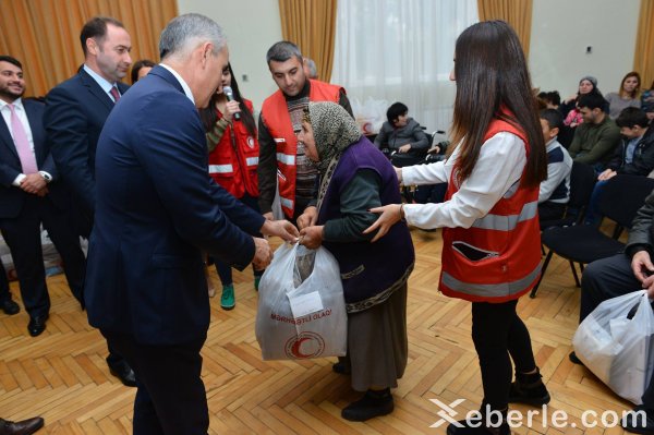 Sumqayıtda «Mərhəmətli olmağa tələsin!» aksiyası yekunlaşdı: 300 nəfərə yardım edildi –FOTOLAR Sumqayıtda «Mərhəmətli olmağa tələsin!» aksiyası yekunlaşdı: 300 nəfərə yardım edildi –FOTOLAR