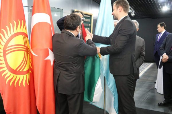 Macarıstanın dövlət bayrağı Beynəlxalq Türk Akademiyasında qaldırılıb - FOTO Macarıstanın dövlət bayrağı Beynəlxalq Türk Akademiyasında qaldırılıb - FOTO