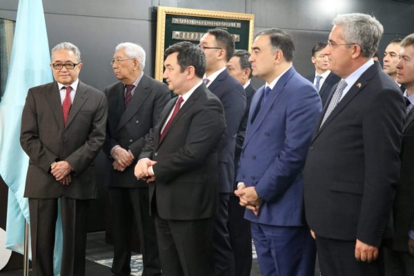 Macarıstanın dövlət bayrağı Beynəlxalq Türk Akademiyasında qaldırılıb - FOTO Macarıstanın dövlət bayrağı Beynəlxalq Türk Akademiyasında qaldırılıb - FOTO
