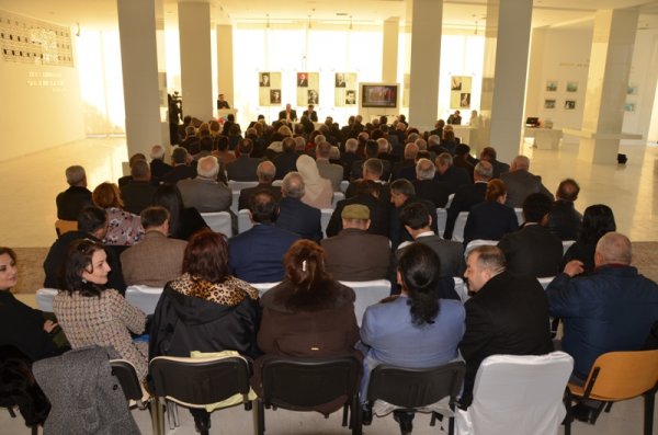 “Havay tətilləri, yaxud Brejnev sağdır” - Sumqayıtda Əyyub Qiyasın 50 illiyinə həsr edilmiş yubiley tədbiri olub (FOTOLAR)