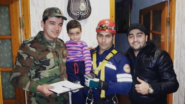 Sumqayıtda jurnalistin azyaşlı oğlu köməksiz vəziyyətdə qaldı - KÖMƏYƏ FHN GƏLDİ