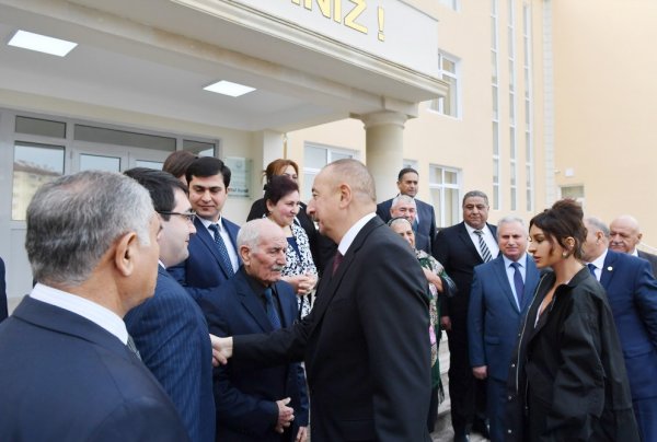 Prezident doğum günündə Sumqayıtda məskunlaşan məcburi köçkünləri sevindirdi - VİDEO + FOTOLAR (YENİLƏNİB) Prezident doğum günündə Sumqayıtda məskunlaşan məcburi köçkünləri sevindirdi - VİDEO + FOTOLAR (YENİLƏNİB)