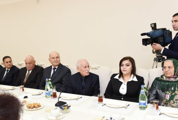 Prezident doğum günündə Sumqayıtda məskunlaşan məcburi köçkünləri sevindirdi - VİDEO + FOTOLAR (YENİLƏNİB) Prezident doğum günündə Sumqayıtda məskunlaşan məcburi köçkünləri sevindirdi - VİDEO + FOTOLAR (YENİLƏNİB)
