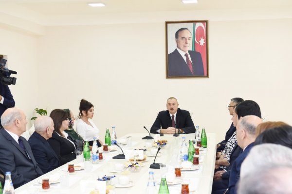 Prezident doğum günündə Sumqayıtda məskunlaşan məcburi köçkünləri sevindirdi - VİDEO + FOTOLAR (YENİLƏNİB) Prezident doğum günündə Sumqayıtda məskunlaşan məcburi köçkünləri sevindirdi - VİDEO + FOTOLAR (YENİLƏNİB)