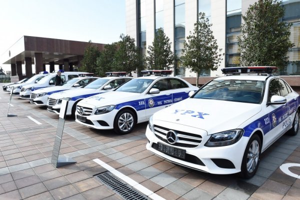 Prezident yol polislərinə verilən maşınlara baxdı - FOTO