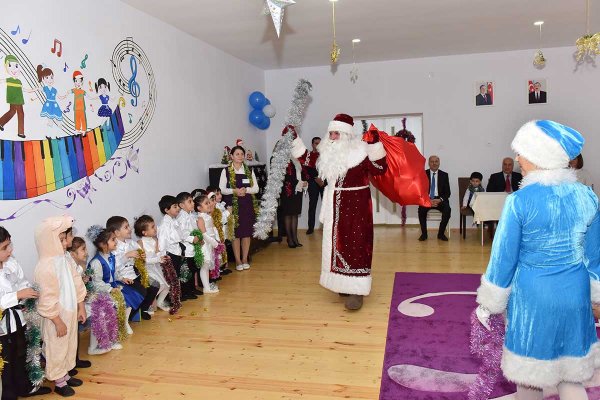 Zakir Fərəcov uşaqları sevindirdi – FOTOLAR