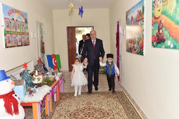 Zakir Fərəcov uşaqları sevindirdi – FOTOLAR