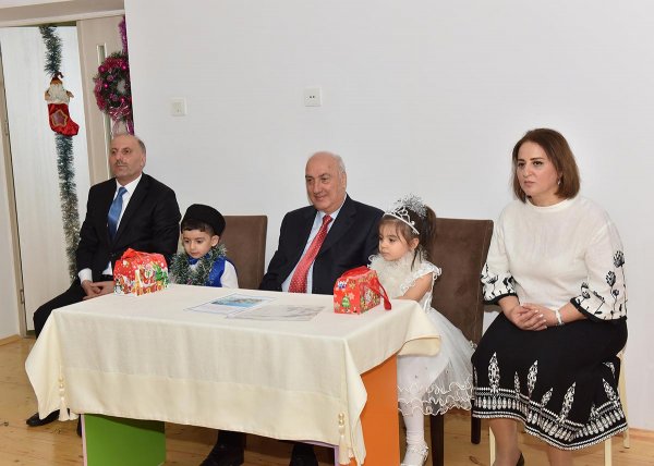 Zakir Fərəcov uşaqları sevindirdi – FOTOLAR