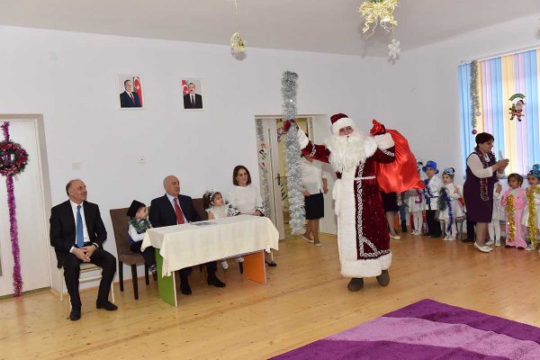 Zakir Fərəcov uşaqları sevindirdi – FOTOLAR