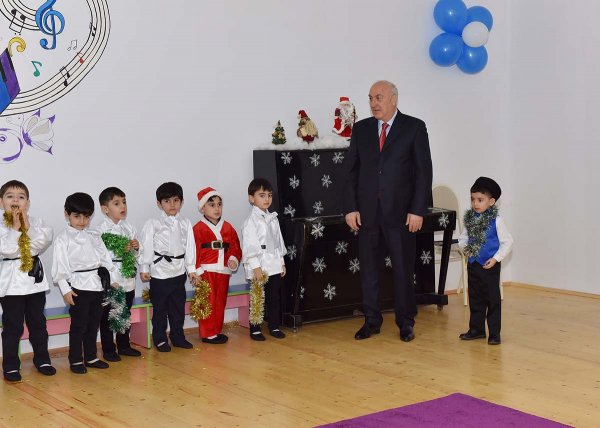 Zakir Fərəcov uşaqları sevindirdi – FOTOLAR