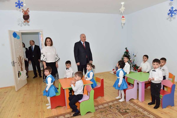 Zakir Fərəcov uşaqları sevindirdi – FOTOLAR