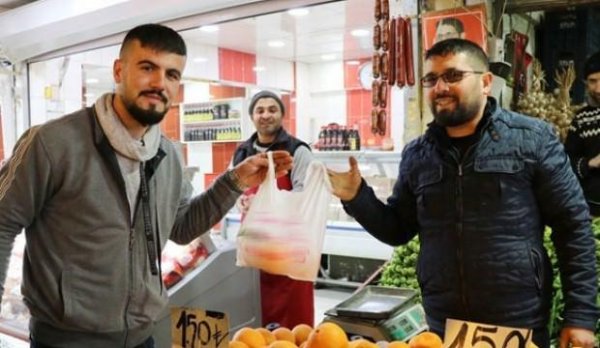 On ədəd sellofan torba gətirənə 1 kq portağal pulsuz verilir - FOTO On ədəd sellofan torba gətirənə 1 kq portağal pulsuz verilir - FOTO