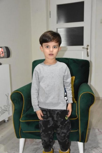 Hamı "pişik gözlü" bu uşaqdan danışır - FOTOLAR Hamı "pişik gözlü" bu uşaqdan danışır - FOTOLAR