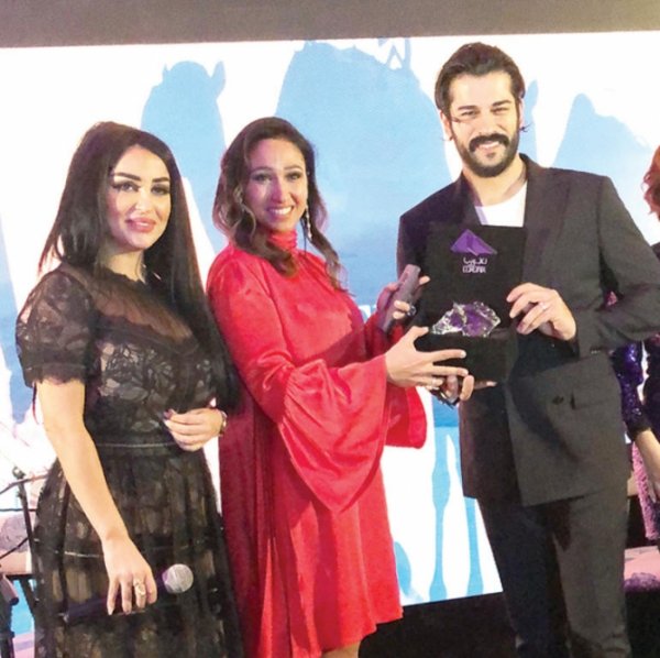 Ərəb qadınları Burakla şam etmək üçün sərvət ödədilər - FOTOLAR