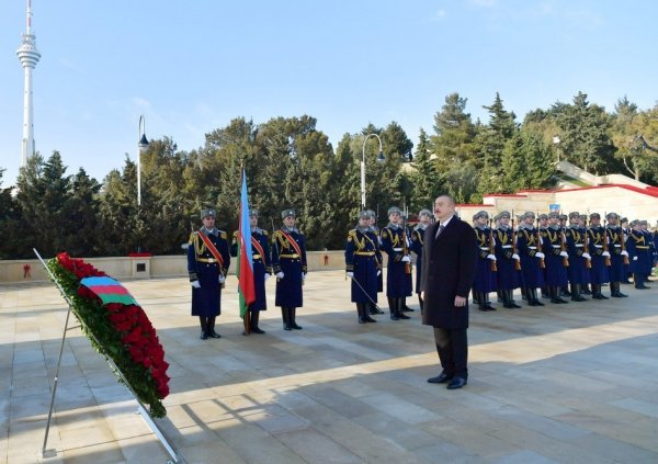 İlham Əliyev 20 Yanvar şəhidlərinin əziz xatirəsini yad edib - FOTO