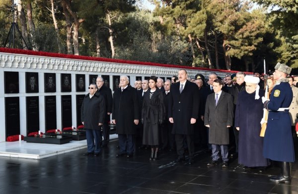 İlham Əliyev 20 Yanvar şəhidlərinin əziz xatirəsini yad edib - FOTO