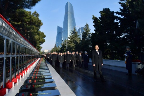 İlham Əliyev 20 Yanvar şəhidlərinin əziz xatirəsini yad edib - FOTO