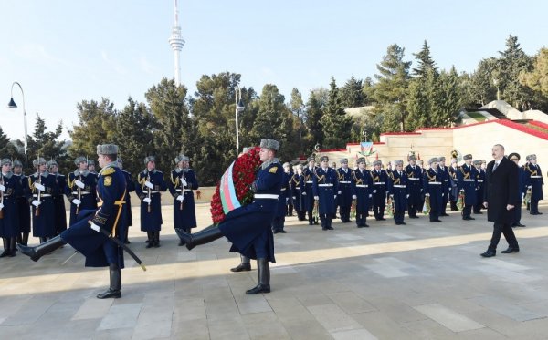 İlham Əliyev 20 Yanvar şəhidlərinin əziz xatirəsini yad edib - FOTO