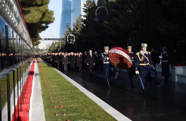 İlham Əliyev 20 Yanvar şəhidlərinin əziz xatirəsini yad edib - FOTO