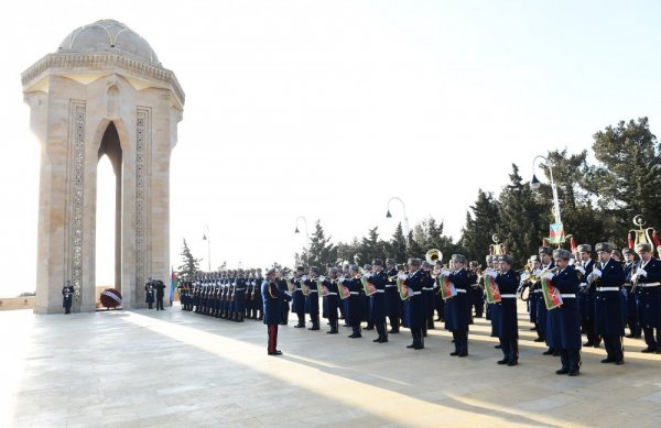 İlham Əliyev 20 Yanvar şəhidlərinin əziz xatirəsini yad edib - FOTO