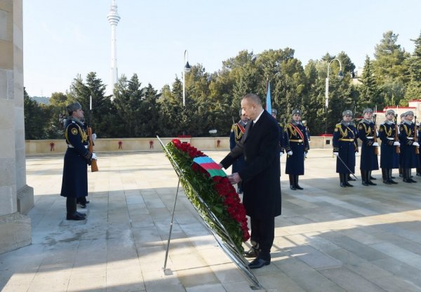 İlham Əliyev 20 Yanvar şəhidlərinin əziz xatirəsini yad edib - FOTO