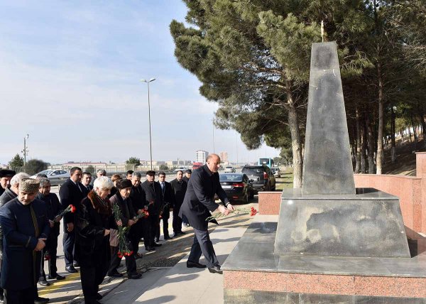 Sumqayıtlılar 20 Yanvar şəhidlərinin xatirəsini ehtiramla yad ediblər - FOTOLAR