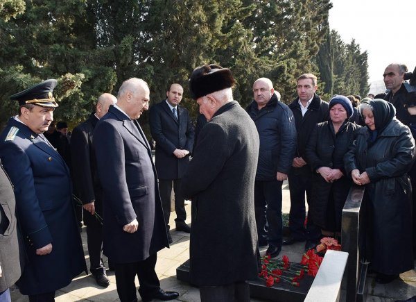 Sumqayıtlılar 20 Yanvar şəhidlərinin xatirəsini ehtiramla yad ediblər - FOTOLAR