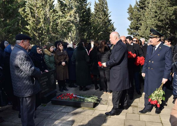 Sumqayıtlılar 20 Yanvar şəhidlərinin xatirəsini ehtiramla yad ediblər - FOTOLAR