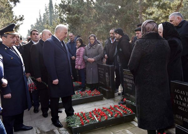 Sumqayıtlılar 20 Yanvar şəhidlərinin xatirəsini ehtiramla yad ediblər - FOTOLAR