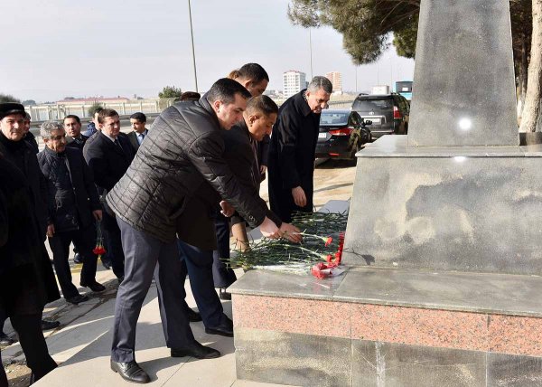 Sumqayıtlılar 20 Yanvar şəhidlərinin xatirəsini ehtiramla yad ediblər - FOTOLAR
