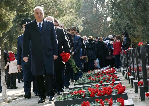 Sumqayıtlılar 20 Yanvar şəhidlərinin xatirəsini ehtiramla yad ediblər - FOTOLAR