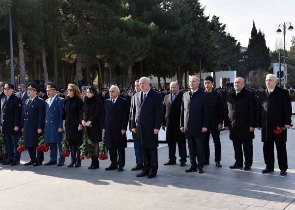 Sumqayıtlılar 20 Yanvar şəhidlərinin xatirəsini ehtiramla yad ediblər - FOTOLAR