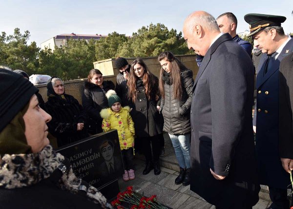 Sumqayıtlılar 20 Yanvar şəhidlərinin xatirəsini ehtiramla yad ediblər - FOTOLAR