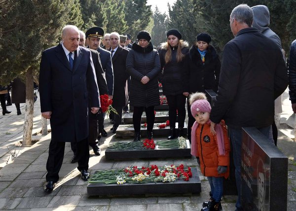 Sumqayıtlılar 20 Yanvar şəhidlərinin xatirəsini ehtiramla yad ediblər - FOTOLAR