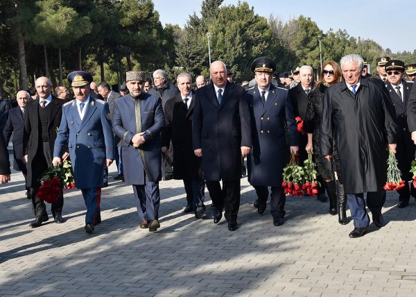 Sumqayıtlılar 20 Yanvar şəhidlərinin xatirəsini ehtiramla yad ediblər - FOTOLAR