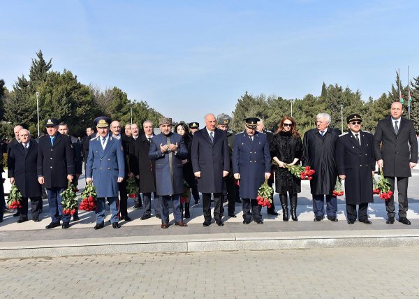 Sumqayıtlılar 20 Yanvar şəhidlərinin xatirəsini ehtiramla yad ediblər - FOTOLAR