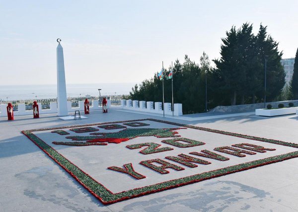 Sumqayıtlılar 20 Yanvar şəhidlərinin xatirəsini ehtiramla yad ediblər - FOTOLAR