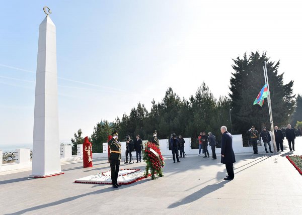 Sumqayıtlılar 20 Yanvar şəhidlərinin xatirəsini ehtiramla yad ediblər - FOTOLAR