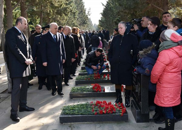 Sumqayıtlılar 20 Yanvar şəhidlərinin xatirəsini ehtiramla yad ediblər - FOTOLAR