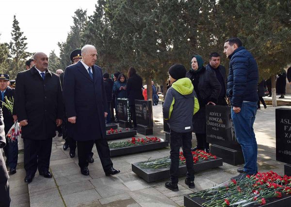 Sumqayıtlılar 20 Yanvar şəhidlərinin xatirəsini ehtiramla yad ediblər - FOTOLAR