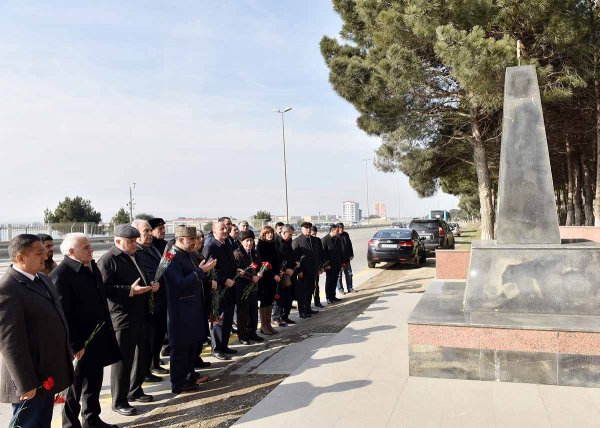 Sumqayıtlılar 20 Yanvar şəhidlərinin xatirəsini ehtiramla yad ediblər - FOTOLAR
