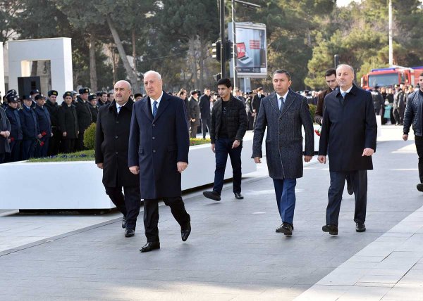 Sumqayıtlılar 20 Yanvar şəhidlərinin xatirəsini ehtiramla yad ediblər - FOTOLAR