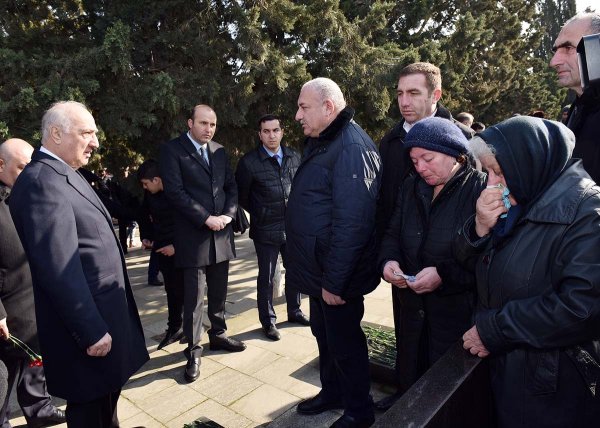 Sumqayıtlılar 20 Yanvar şəhidlərinin xatirəsini ehtiramla yad ediblər - FOTOLAR