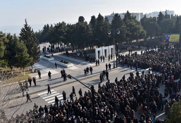 Sumqayıtlılar 20 Yanvar şəhidlərinin xatirəsini ehtiramla yad ediblər - FOTOLAR