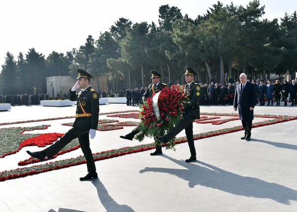 Sumqayıtlılar 20 Yanvar şəhidlərinin xatirəsini ehtiramla yad ediblər - FOTOLAR
