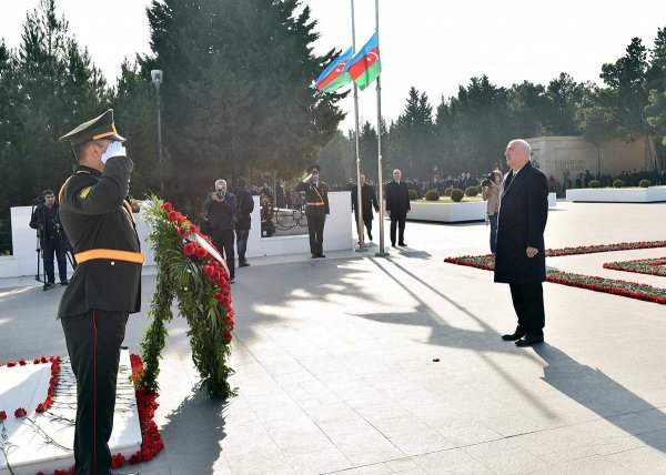Sumqayıtlılar 20 Yanvar şəhidlərinin xatirəsini ehtiramla yad ediblər - FOTOLAR