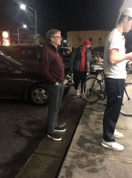 105 milyard dolları olan Bill Qeyts 3 dollarlıq hamburger növbəsində - FOTO