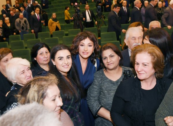 Prezidentlə xanımının şəhid ailələri ilə görüşündən FOTOLAR